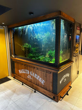 ヴィンテージ調キャビネット一体型の大型オーダーメイド水槽。大阪の商業施設エントランスに設置した淡水レイアウト水槽の事例